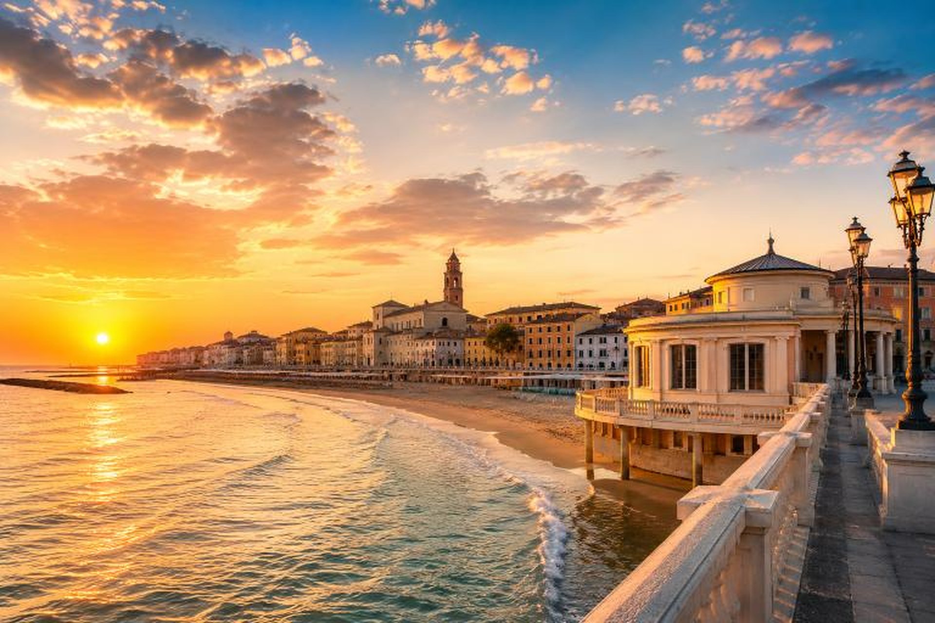 Senigallia — de Rotonda a Mare en de Spiaggia di Velluto bij zonsondergang